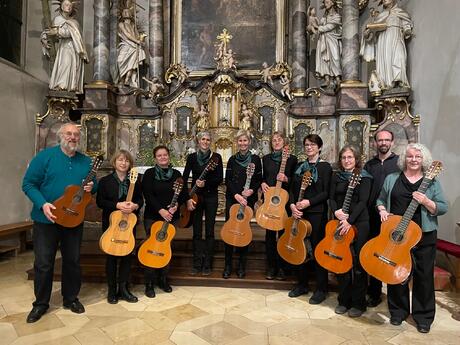 Neun Gitarren und ein inspirierender Chor